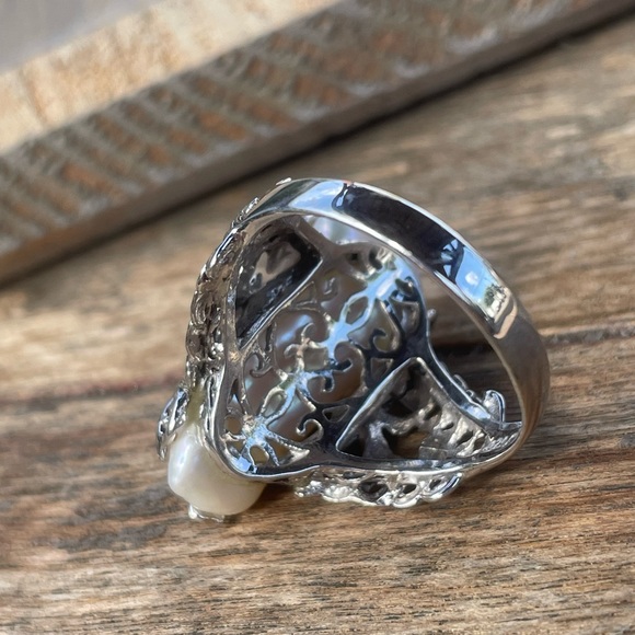 Sterling Silver & Mother of Pearl Ring - Picture 5 of 6